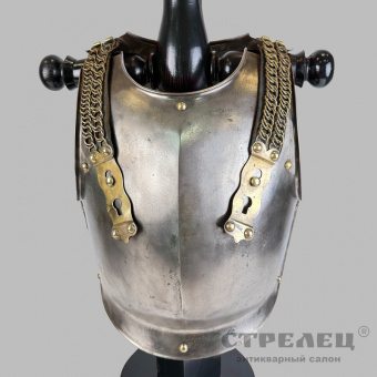 фото — кираса, шлем и палаш французского тяжелого кирасира, 1834 год
